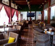 اطلب وجبة من اختيارك مع دلة عربي مع شوربة ومعسل ومشروب بارد