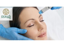 Hydrafacial skin cleansing session