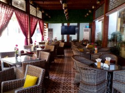 اطلب وجبة من اختيارك مع دلة عربي مع شوربة ومعسل ومشروب بارد