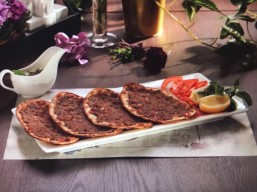 اطلب طبق رئيسي واحصل على الثاني مجاناً