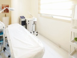 Deep cleansing facial + Dermapen session