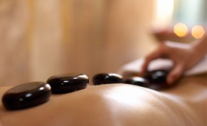 مساج الأحجار الساخنة