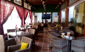 اطلب وجبة من اختيارك مع دلة عربي مع شوربة ومعسل ومشروب بارد